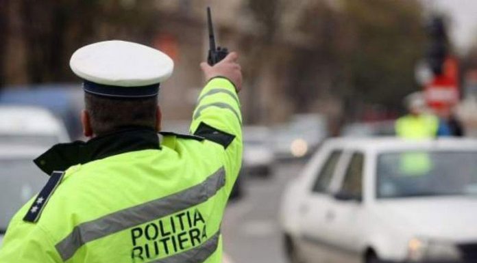 Șofer prins în timp ce conducea un autovehicul cu număr fals de înmatriculare