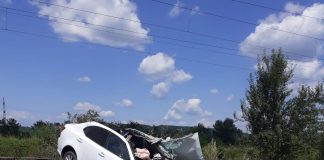 Un şofer a intrat cu maşina într-un parapet, în timpul unei depășiri