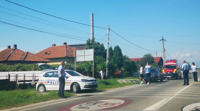 Un biciclist beat, rănit după ce a intrat într-o mașină parcată