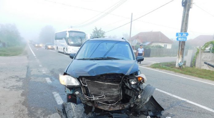 Accident în Câlnic, soldat cu doi răniţi, din cauza unui şofer care nu s-a asigurat la un viraj