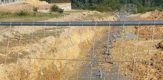 Viitorul se vede bine: A căzut gardul de la noua sală de sport din Novaci