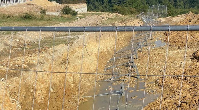 Viitorul se vede bine: A căzut gardul de la noua sală de sport din Novaci