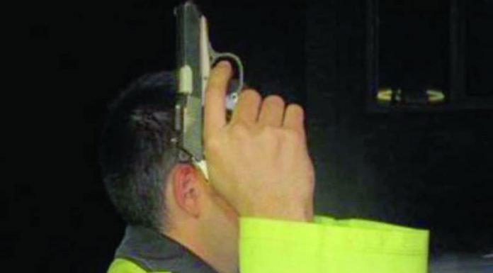 Bărbat împușcat în picior, după ce a amenințat un polițist cu sabia