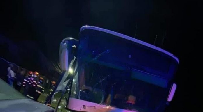 Accident între o maşină şi un autobuz, în Drăguțești