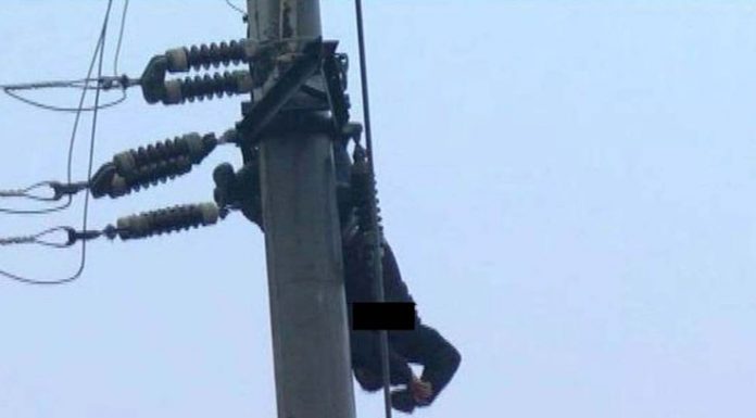 Anchetă la Novaci, după ce un bărbat a murit electrocutat în timp ce dădea jos un banner