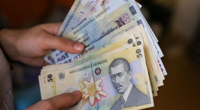 Elevii care au luat 10 la examenele naționale vor primi stimulente financiare