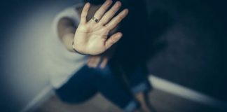 Femeie din Stejari, lovită de iubitul gelos, în timp ce se afla la muncă