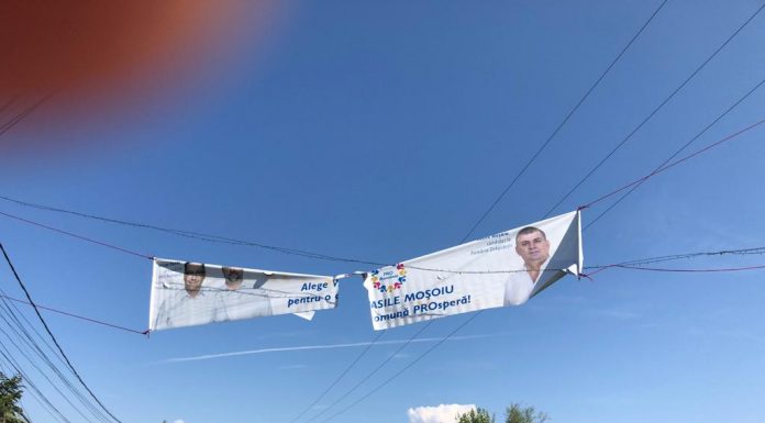 Foto: Bannerele lui Moșoiu, tăiate în cursul nopții! Candidatul a făcut plângere la poliție
