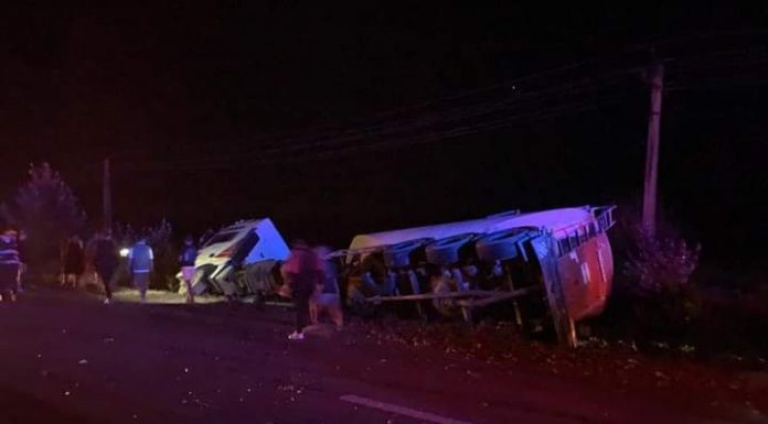 Accident la Bumbești-Jiu! O maşină a intrat într-un TIR