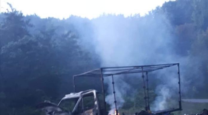 O maşină a luat foc, pe Dealul Bujorăscu