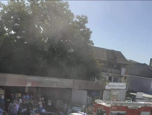 FOTO – Pompierii intervin: autoturism incendiat în zona Pieței Mari