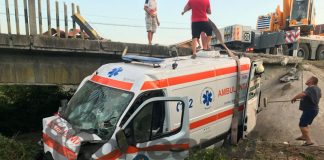 Ambulanță zburată de pe pod la Cornești cu tot cu pacientul COVID din ea!