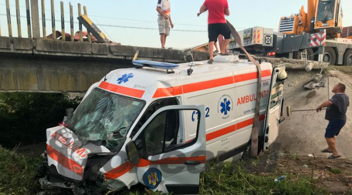 Ambulanță zburată de pe pod la Cornești cu tot cu pacientul COVID din ea!