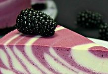 Rețeta săptămânii – Prăjitură fără coacere cu iaurt și mure