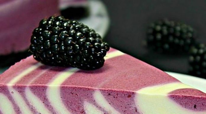 Rețeta săptămânii – Prăjitură fără coacere cu iaurt și mure