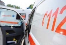 Trei tineri, la spital după ce maşina în care erau a lovit un gard