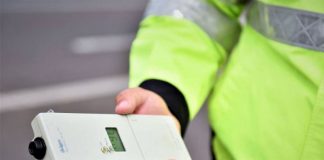 Doi șoferi, prinși la volan sub influența băuturilor alcoolice