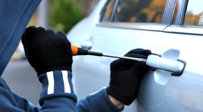 Minori reținuți pentru furturi din autoturisme