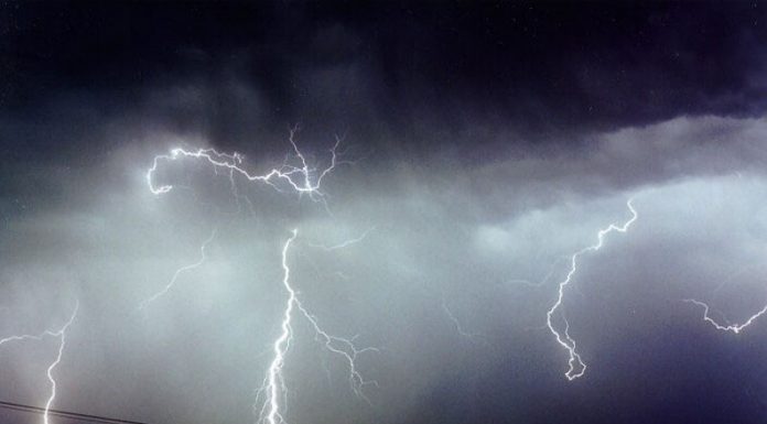 Furtuni asemănătoare unui ciclon, în perioada următoare