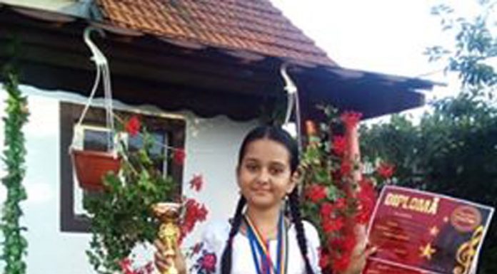 Elevă a Școlii Populare de Artă din Târgu-Jiu, pe podiumul unui concurs național