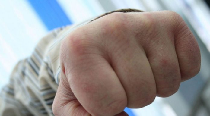 În arest, după amenințare și lovire