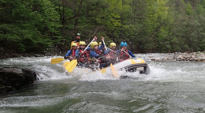 Invitație la adrenalină: rafting și caiac pe râul Jiu