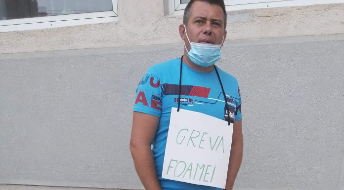 Un salariat de la Pinoasa, în greva foamei în fața sediului CEO