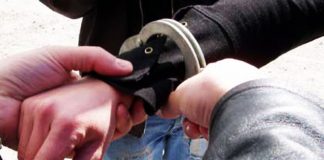 Reținut după ce și-a bătut vecinul