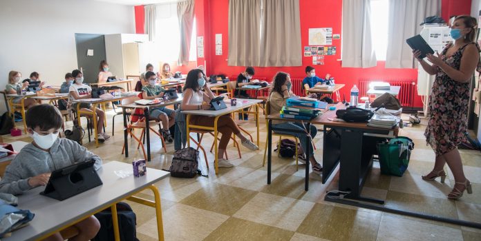 Secondary School Reopens during Covid-19 - Lille