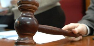 Adolescenta care a lovit o femeie pentru că a refuzat să-i dea o țigară, pusă în libertate