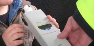 Un șofer beat a intrat cu mașina într-un cap de pod, la Slivilești