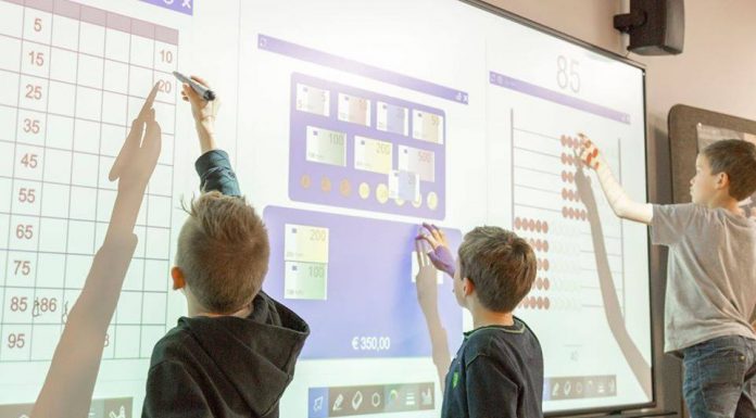 Table interactive, cu plata în rate, pentru elevii din Motru