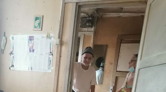 La limita subzistenței! Doi septuagenari, chiriași într-o baracă din Târgu-Jiu, trăiesc dintr-o pensie de 1000 de lei