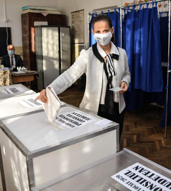 Foto: Primărița de la Turceni a votat!