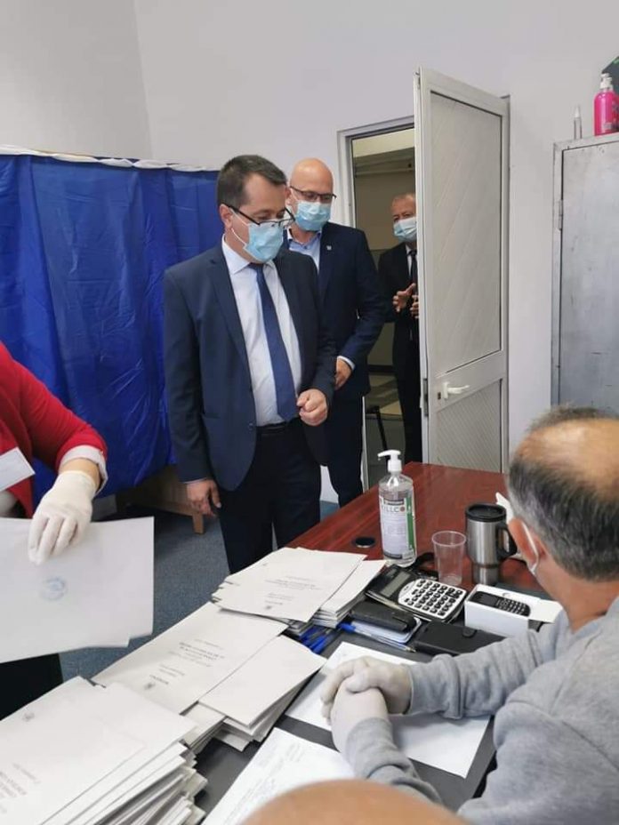 Foto: Primarul Gigel Jianu a votat!
