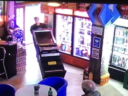 A furat „păcănelele” de față cu clienții din bar!