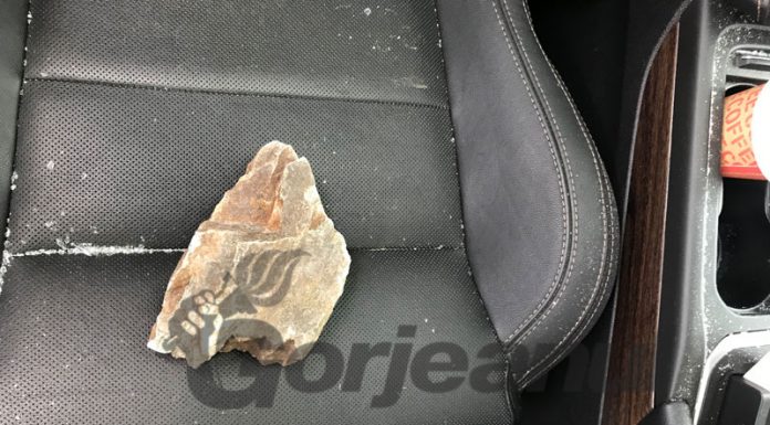 I-a trecut piatra prin parbriz! Coșmar pe Defileul Jiului!