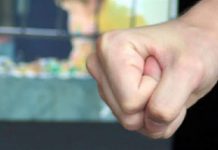 A sunat la 112, după ce și-a agresat tatăl