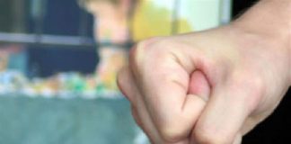 A sunat la 112, după ce și-a agresat tatăl