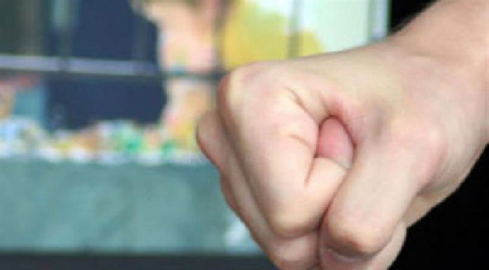 A sunat la 112, după ce și-a agresat tatăl