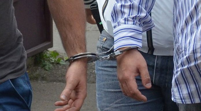 În arest, după ce au distrus o mașină și l-au bătut pe proprietar