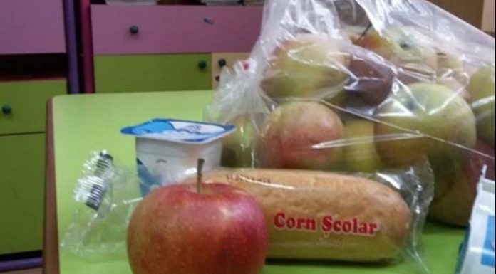 O firmă din Târgu-Jiu împarte cornuri elevilor din Sibiu