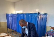 Politicienii, primii la vot