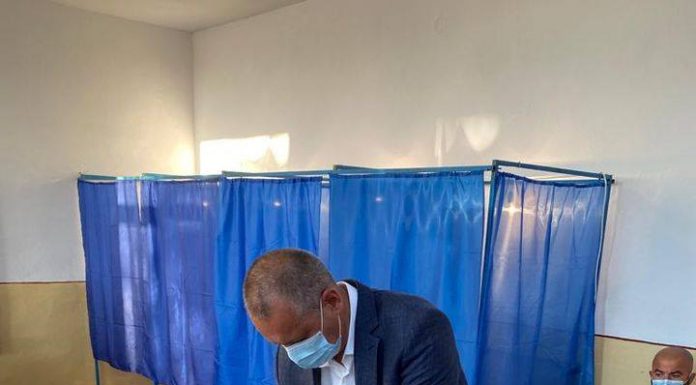 Politicienii, primii la vot