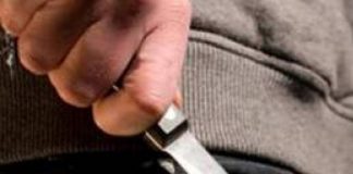 Tâlhăriți și loviți cu un cuțit în propria casă