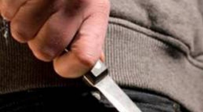 Tâlhăriți și loviți cu un cuțit în propria casă