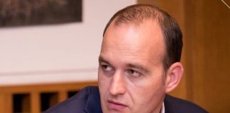 Fără măști pentru profesori. „Angajații din privat de ce nu cer mască de la stat?”