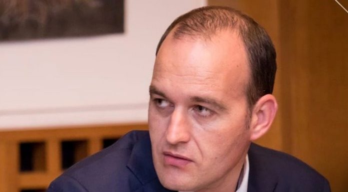 Fără măști pentru profesori. „Angajații din privat de ce nu cer mască de la stat?”