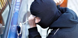 Minor reținut, după ce a furat 1000 de lei dintr-un autoturism parcat