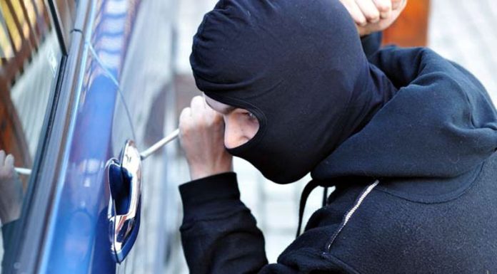 Minor reținut, după ce a furat 1000 de lei dintr-un autoturism parcat